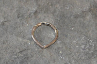 Cargar imagen en el visor de la galería, Klapp Segmentring Piercing spitz Edelstahl Gold PVD - chic - net.de
