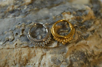 Load image into Gallery viewer, Klapp Segmentring Piercing Vintage Edelstahl Gold PVD - chic - net.de
