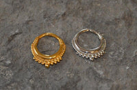 Load image into Gallery viewer, Klapp Segmentring Piercing Vintage Edelstahl Gold PVD - chic - net.de
