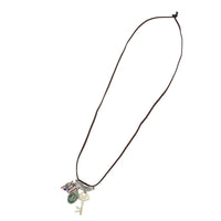 Cargar imagen en el visor de la galería, Lederband Kette braun goldfarben oxidiert Feder Schlüssel Amulett Katze - chic - net.de
