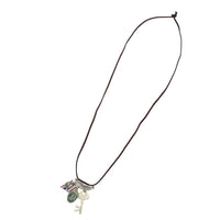 Cargar imagen en el visor de la galería, Lederband Kette braun goldfarben oxidiert Feder Schlüssel Amulett Katze - chic - net.de
