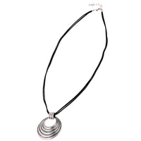 Load image into Gallery viewer, Lederbandkette schwarz Ringe Edelstahl silberfarben Länge 25 cm - chic - net.de
