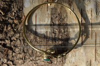 Load image into Gallery viewer, Messing Armreif antik gold grün Onyx Schnörkel verstellbar - chic - net.de
