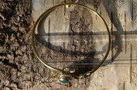 Load image into Gallery viewer, Messing Armreif antik gold grün Onyx Schnörkel verstellbar - chic - net.de
