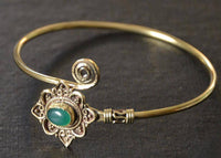 Load image into Gallery viewer, Messing Armreif antik gold grün Onyx Schnörkel verstellbar - chic - net.de
