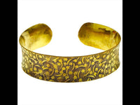 Load image into Gallery viewer, Messing Armreif Blumen Bögen schraffiert konkav golden 20 mm nickelfrei antik Tribal offen Schmuck - chic - net.de
