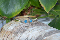 Cargar imagen en el visor de la galería, Messing Armreif golden Chalcedon hell rund Blume Zopfrand nickelfrei verstellbar antik Tribal Brass - chic - net.de
