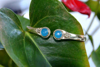 Cargar imagen en el visor de la galería, Messing Armreif golden Chalcedon hell rund Blume Zopfrand nickelfrei verstellbar antik Tribal Brass - chic - net.de
