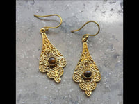 Load image into Gallery viewer, Messing Ohrringe Tigerauge Stein braun gold lang wellig - chic - net.de
