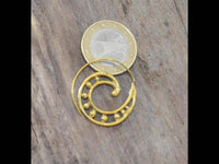 Cargar imagen en el visor de la galería, Messing Spirale Ohrringe Piercing Kugeln antik gold - chic - net.de
