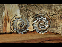 Load image into Gallery viewer, Messingohrringe versilbert Spiralen Zacken Dreiecke Muster 925 sterling Silber - chic - net.de
