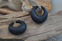 Cargar imagen en el visor de la galería, Narra Holz Pin Ohrringe Creolen Kreise dick handgeschnitzt schwarz 45 mm - chic - net.de

