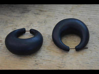 Cargar imagen en el visor de la galería, Narra Holz Pin Ohrringe Creolen Kreise dick handgeschnitzt schwarz 45 mm - chic - net.de
