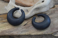 Cargar imagen en el visor de la galería, Narra Holz Pin Ohrringe Creolen Kreise dick handgeschnitzt schwarz 45 mm - chic - net.de

