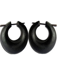Cargar imagen en el visor de la galería, Narra Holz Pin Ohrringe Creolen Kreise dick handgeschnitzt schwarz 45 mm - chic - net.de
