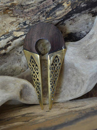 Load image into Gallery viewer, Ohrgewicht Brass Holz 12mm Pfeil Karo Stanz Muster - chic - net.de
