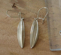 Load image into Gallery viewer, Ohrringe 925 Sterling Silber schmal gebürstet 37mm - chic - net.de
