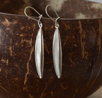 Load image into Gallery viewer, Ohrringe 925 Sterling Silber schmal gebürstet 37mm - chic - net.de
