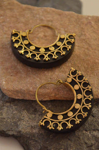 Cargar imagen en el visor de la galería, Ohrringe Arang Holz Brass gold halber Ring verziert - chic - net.de
