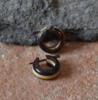 Load image into Gallery viewer, Ohrringe Buaya Holz Sonoholz kleine Creolen Pin - Stick - chic - net.de
