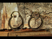 Load image into Gallery viewer, Ohrringe dunkel Punkte Dreiecke rund Messing Brass antik golden Tribal nickelfrei Schmuck Piercing - chic - net.de
