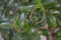 Load image into Gallery viewer, Ohrringe dunkel Punkte Dreiecke rund Messing Brass antik golden Tribal nickelfrei Schmuck Piercing - chic - net.de
