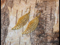 Load image into Gallery viewer, Ohrringe Flügel Engel Messing antik golden Tribal Ohrhänger nickelfrei Brass Schmuck Piercing - chic - net.de
