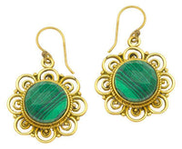 Load image into Gallery viewer, Ohrringe grün Malachit facettiert Blume Bögen Messing antik golden Tribal 25 mm - chic - net.de

