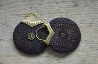 Load image into Gallery viewer, Ohrringe Holz Brass Blume Bügel gold Gravur Dahlie - chic - net.de
