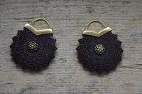 Cargar imagen en el visor de la galería, Ohrringe Holz Brass Blume Bügel gold Gravur zackig - chic - net.de
