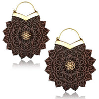 Cargar imagen en el visor de la galería, Ohrringe Holz Brass Blume Bügel gold Gravur zackig - chic - net.de
