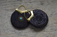 Cargar imagen en el visor de la galería, Ohrringe Holz Brass Blume Türkis Bügel gold Gravur - chic - net.de
