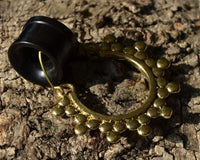 Load image into Gallery viewer, Ohrringe Kugel Dreiecke oxidiert Tribal Messing Brass antik golden nickelfrei Schmuck Piercing - chic - net.de
