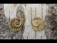 Load image into Gallery viewer, Ohrringe Messing antik golden Tribal Ohrhänger Spiralen Stäbe starr Haken - chic - net.de
