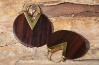 Cargar imagen en el visor de la galería, Ohrringe Narra Holz Brass Bügel gold rund Zacke braun - chic - net.de
