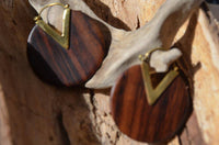 Cargar imagen en el visor de la galería, Ohrringe Narra Holz Brass Bügel gold rund Zacke braun - chic - net.de
