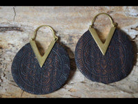 Cargar imagen en el visor de la galería, Ohrringe Narra Holz Brass gold Zacke Blume Mandala - chic - net.de

