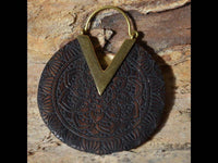Cargar imagen en el visor de la galería, Ohrringe Narra Holz Brass gold Zacke Blume Mandala - chic - net.de
