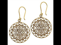 Load image into Gallery viewer, Ohrringe rund mit Dreieck Tribal Muster innen aus antik goldenem Messing - chic - net.de
