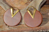 Cargar imagen en el visor de la galería, Ohrringe Sawo Holz Brass Bügel gold rund Zacke braun - chic - net.de
