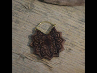 Cargar imagen en el visor de la galería, Ohrringe Sonnenblume Holz Brass Bügel gold Gravur 38mm - chic - net.de
