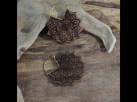 Cargar imagen en el visor de la galería, Ohrringe Sonnenblume Holz Brass Bügel gold Gravur 38mm - chic - net.de
