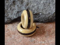 Load image into Gallery viewer, Ohrringe Sonoholz Buaya Holz kleine Creolen Pin Stick - chic - net.de
