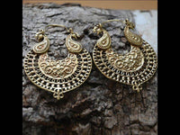 Load image into Gallery viewer, Ohrringe Spiralbögen Blume Bögen Punkte Messing antik golden Tribal Brass Schmuck - chic - net.de
