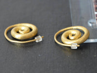 Load image into Gallery viewer, Ohrringe vergoldet 925 Silber gebürstet Spiralen - chic - net.de
