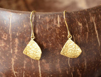Load image into Gallery viewer, Ohrringe vergoldet 925 Silber Raute gebogen uneben - chic - net.de
