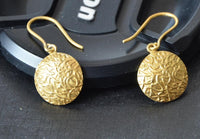 Load image into Gallery viewer, Ohrringe vergoldet 925 Silber Scheibe konvex Dornen - chic - net.de
