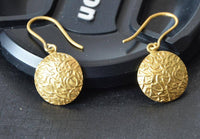 Load image into Gallery viewer, Ohrringe vergoldet 925 Silber Scheibe konvex Dornen - chic - net.de
