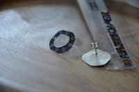 Load image into Gallery viewer, Ohrstecker 925 Sterling Silber Scheibe schwarz Blätter - chic - net.de
