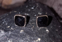 Load image into Gallery viewer, Ohrstecker Onyx Quadrat 8 mm 925er Sterlingsilber Rand facettiert schwarz gewölbt - chic - net.de
